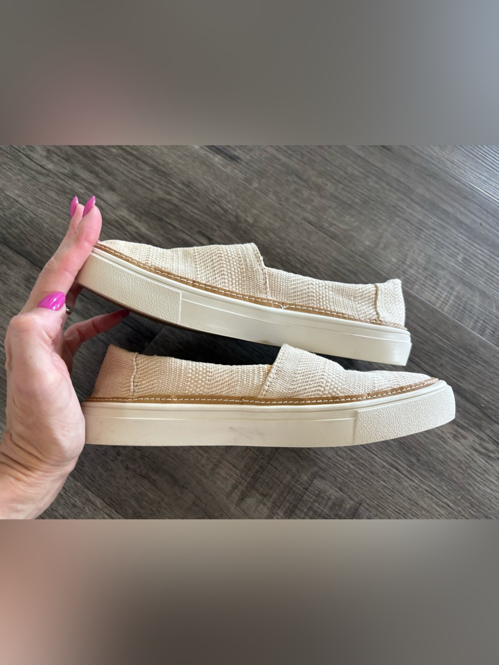 Women’s Toms Slip Ons 6.5 - Picture 3 of 6